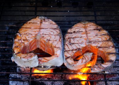 Barbekü üzerinde iki taze somon biftek pişmiş