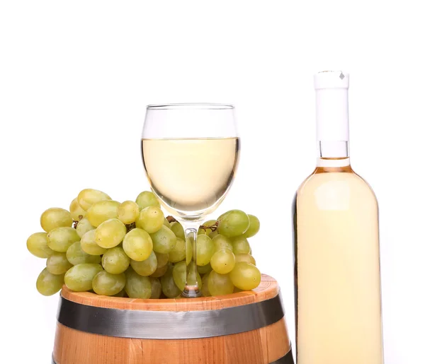Vat, rijpe druiven, glas en fles wijn — Stockfoto