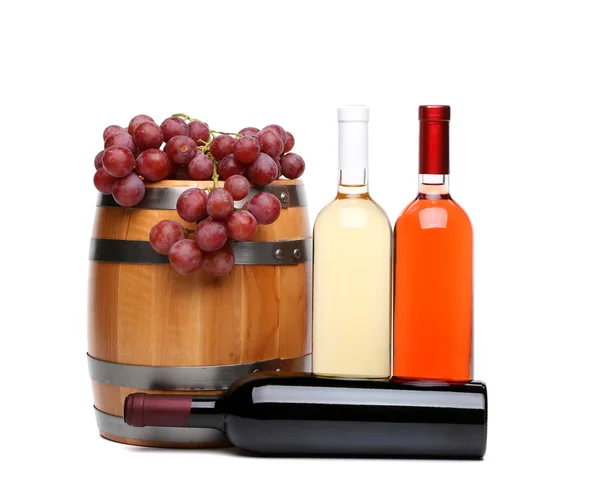 Barrica, botellas de vino y uvas maduras — Foto de Stock