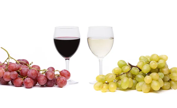 Стаканы вина и спелых винограда изолированы на белом — стоковое фото