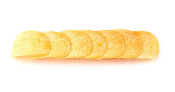 Fila de batatas fritas em um fundo branco — Fotografia de Stock