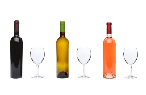 Tinto, rosa, garrafas de vinho branco e copos — Fotografia de Stock