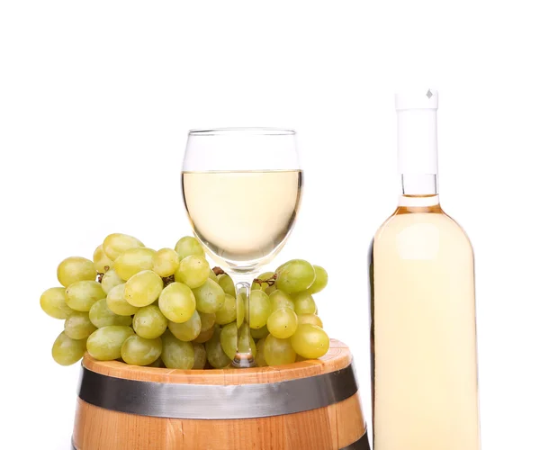 Trauben, ein Glas Wein auf dem Fass und der Flasche — Stockfoto