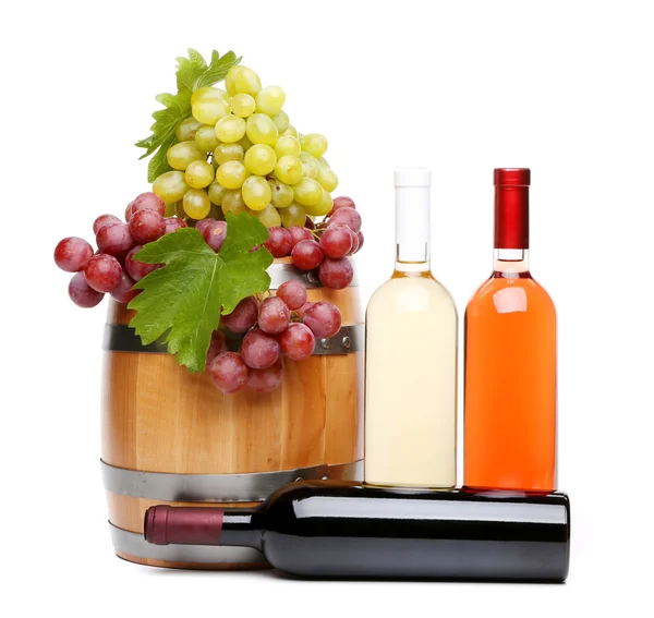 Barrel, bottles of wine and ripe grapes on barrel — Stock Photo, Image