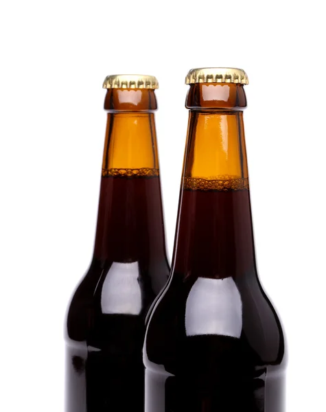 Dos botellas de cerveza aisladas en blanco — Foto de Stock