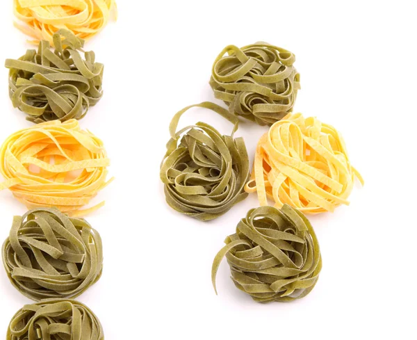Tagliatelle paglia e fieno pasta tipica italiana . — Foto Stock