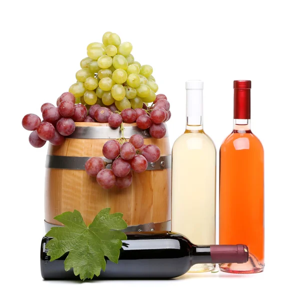 Barril, garrafas de vinho e uvas maduras — Fotografia de Stock