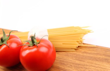 spagetti, yomato, ahşap kesme tahtası üzerinde sarımsak