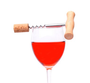 Pembe şarap kadehi ve tirbuşon mantar ile.