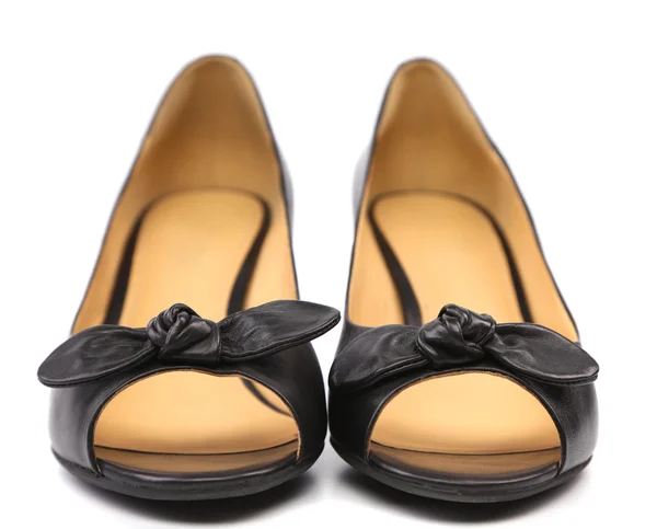 Svarta kvinnliga skor med en båge. — Stockfoto