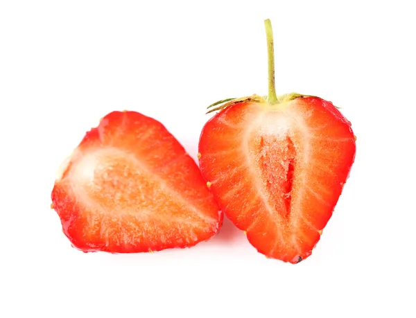Deux moitiés de fraises isolées . — Photo