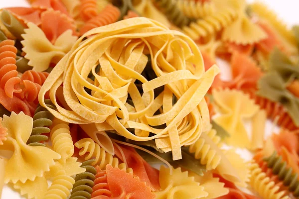 Verschillende pasta in drie kleuren — Stockfoto