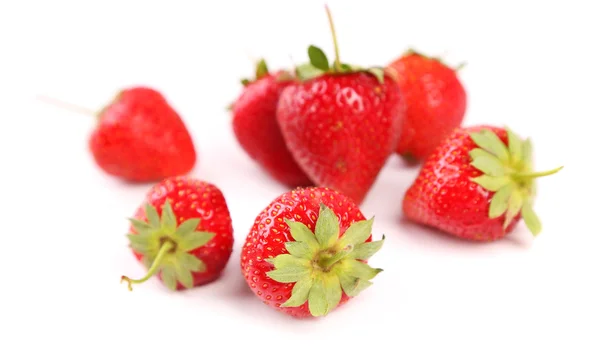 Fresas frescas rojas maduras aisladas en blanco — Foto de Stock