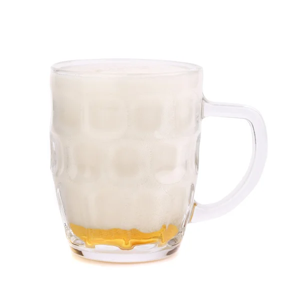 Vaso de cerveza espumosa sobre fondo blanco . —  Fotos de Stock