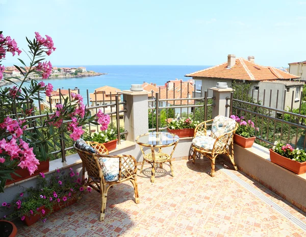 güzel veranda çiçeklerle çevrili