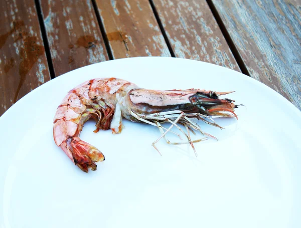 Large cooked shrimp on a plate. Close up. — Stock Photo, Image