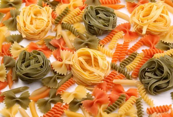 Verschillende pasta in drie kleuren. — Stockfoto