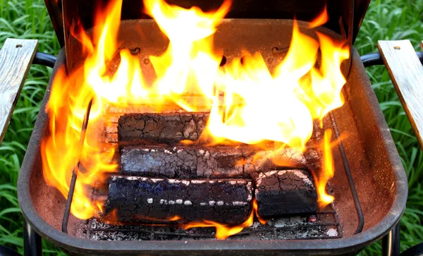 Fa brikett a grill — Stock Fotó
