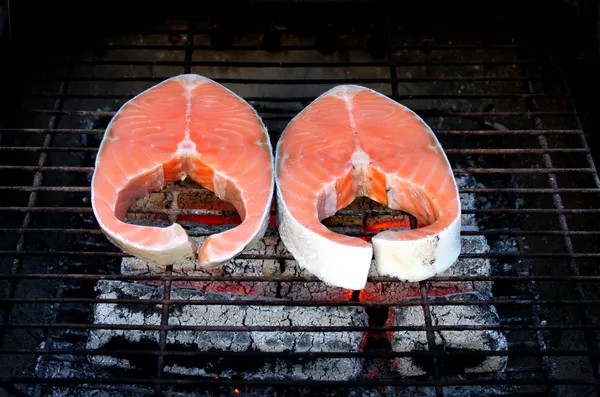 Dois bifes de salmão frescos no churrasco — Fotografia de Stock