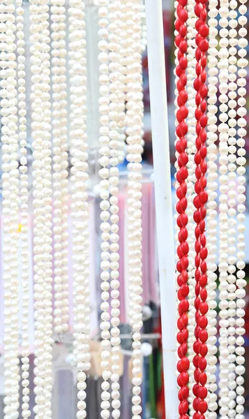 Many beads of pearls and corals. Close-up. — Stock Photo, Image