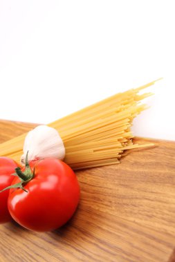 kesme tahtası üzerinde malzemelerle spagetti