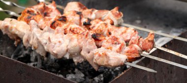 bir varyasyon bir et mangal yapışıyor