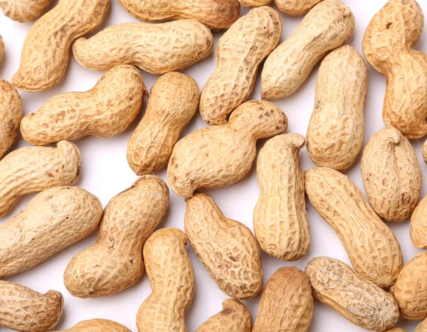 Z arašídy, roztroušených na bílém pozadí — Stock fotografie