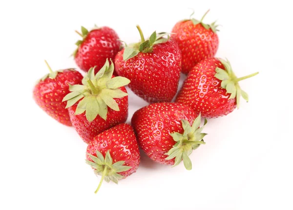 Fresas frescas rojas maduras aisladas en blanco — Foto de Stock