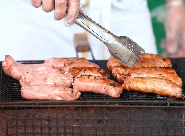 Grelha de salsicha em uma grade de churrasco . — Fotografia de Stock