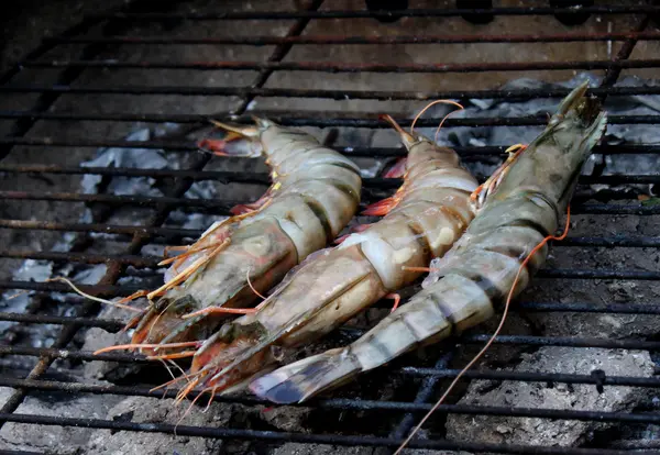 Cooking tiger prawns grilled. — Stock Photo, Image