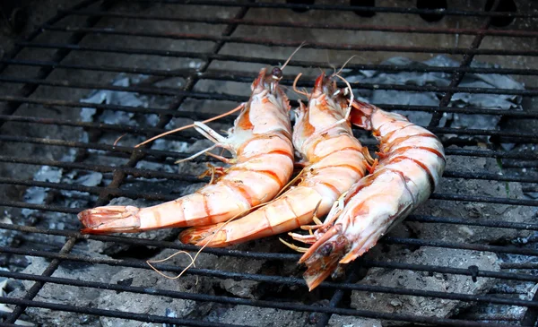 Cooking tiger prawns grilled. — Stock Photo, Image