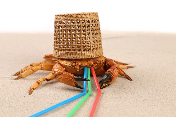 Mand, krab op zand en tubuli voor een cocktail — Stockfoto