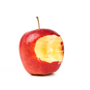 Kırmızı ısırılmış elma beyaz üzerine izole edilmiş.