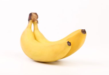 Beyaz arka planda izole edilmiş iki muz.