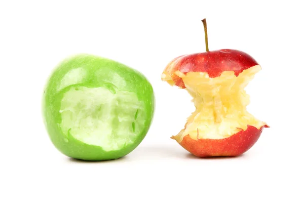 Zielone jabłko ugryziony i rdzeń czerwony na białym tle — Zdjęcie stockowe