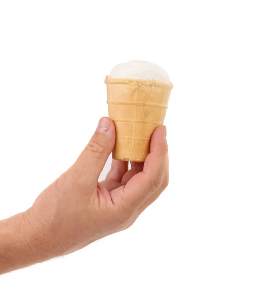 Hand und Eis im Waffelbecher — Stockfoto