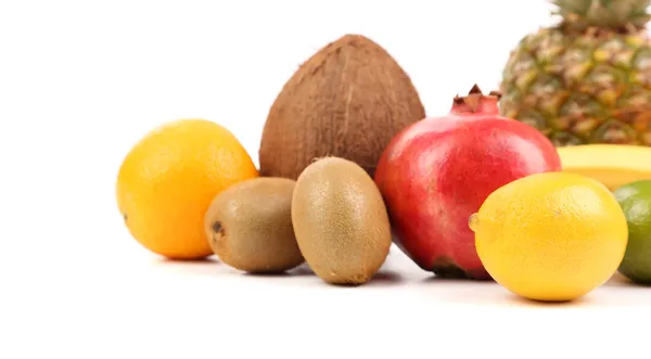 Composición de frutas aisladas sobre un fondo blanco —  Fotos de Stock