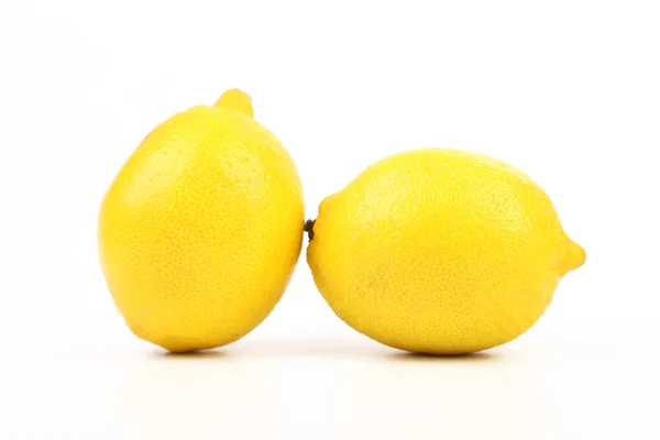 Ftwo verse rijpe citroenen. — Stockfoto