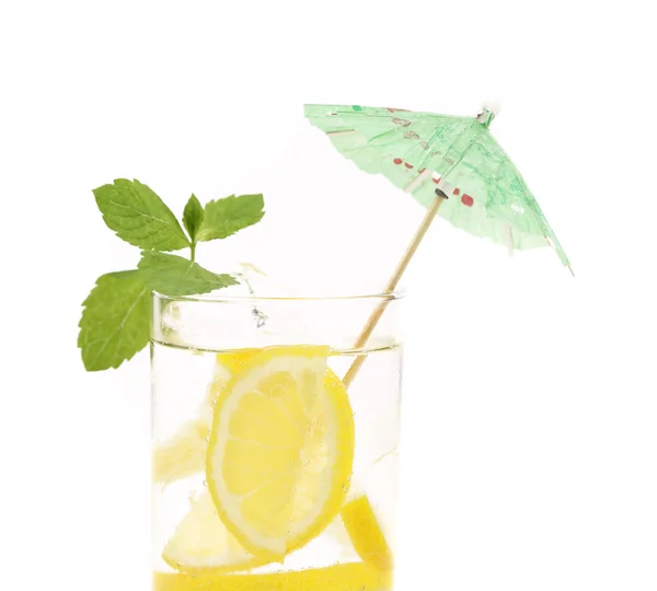 Volles Glas Wasser mit Zitrone und Minze — Stockfoto