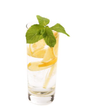 limon ve nane su dolu bardak