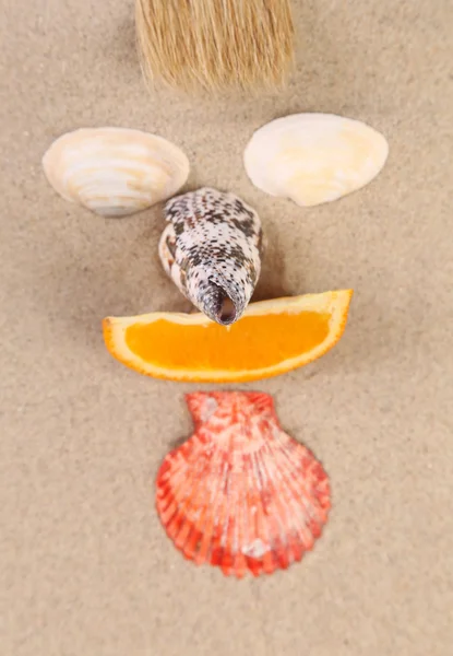 Кружка, сделанная на песке — стоковое фото