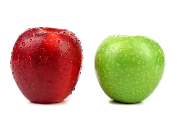 Manzanas verdes y rojas con gotas de agua — Foto de Stock