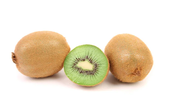 Kiwi frutas e corte isolado no fundo branco — Fotografia de Stock