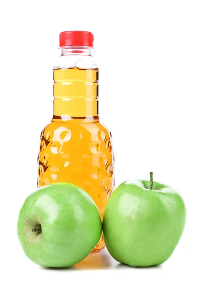 Appelsap in een fles en rijpe appels. — Stockfoto