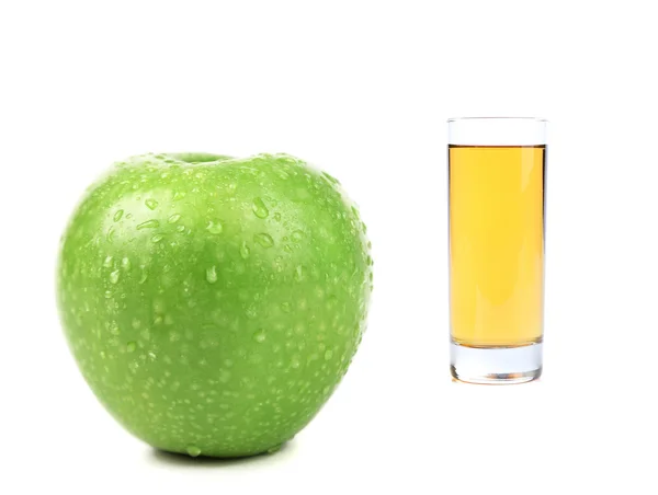 Grüner Apfel mit Wassertropfen und Saft — Stockfoto