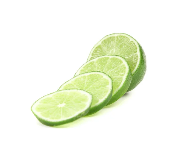 Limes gesneden geïsoleerd op een witte achtergrond. — Stockfoto