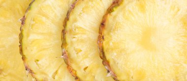 satır ananas dilimlenmiş. kapatın. tüm arka plan.