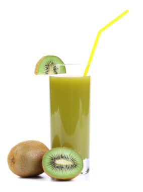 doğal kivi suyu cam. Beyaz bir arka plan.