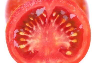 Beyaz arka planda izole edilmiş bir domates dilimi