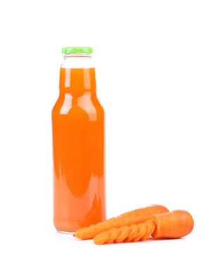 çiğ havuç dilimleri ve meyve suyu